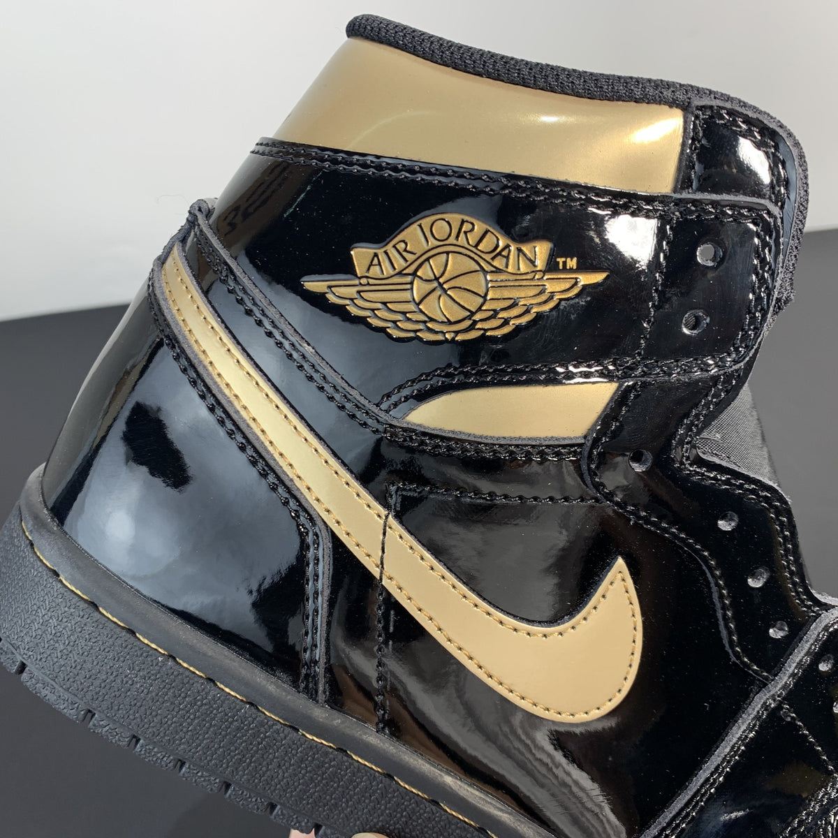 Nike Air Jordan 1 Retro High OG 'Black Metallic Gold'
